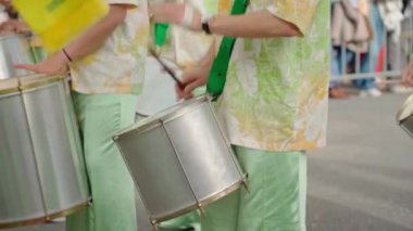 Renkli geleneksel takım elbiseler giymiş bir karnaval sırasında ritmik sambo müziği çalan bir grup davulcu. Yüksek kaliteli FullHD görüntüler