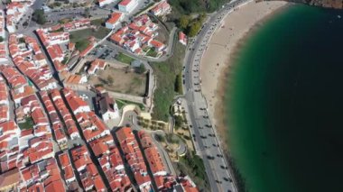 Sines şehrinin hava manzarası, Setubal Alentejo Portekiz Avrupa. Eski kasaba balıkçı limanının havadan görünüşü, tarihi merkez ve kale. - Evet. Yüksek kalite 4k görüntü