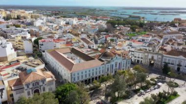 Geleneksel Portekiz okyanus kıyısındaki Faro şehrinin eski mimarisi insansız hava aracı tarafından filme alınmıştır. Arco de villa ve largo de se. Arka planda Ria formosa