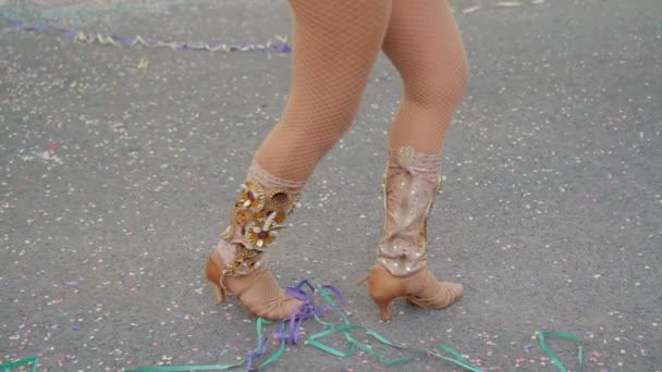 Femmes Jambes Gracieuses Costumes Belles Chaussures Dansant Samba Lors Défilé — Video