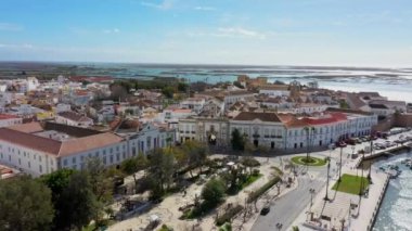 Geleneksel Portekiz okyanus kıyısındaki Faro şehrinin eski mimarisi insansız hava aracı tarafından filme alınmıştır. Arco de villa ve largo de se. Arka planda Ria formosa