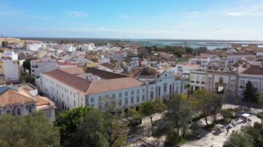 Geleneksel Portekiz okyanus kıyısındaki Faro şehrinin eski mimarisi insansız hava aracı tarafından filme alınmıştır. Arco de villa ve largo de se. Arka planda Ria formosa var. Yüksek kalite 4k görüntü
