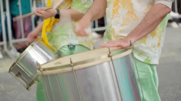 Grupo Bateristas Tocando Música Rítmica Sambo Durante Una Procesión Carnaval — Vídeo de stock
