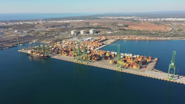 ポルトガル ヨーロッパの商業港 商業物流および輸送産業のコンテナ化された貨物ターミナルで前進するドローンで撮影された空中ビュー — ストック動画