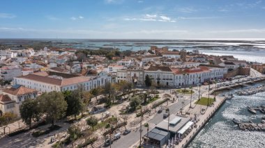 Geleneksel Portekiz okyanus kıyısındaki Faro şehrinin eski mimarisi insansız hava aracı tarafından filme alınmıştır. Arco de villa ve largo de se. Arka planda Ria formosa var. Yüksek kalite 4k görüntü