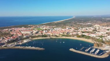 Sines şehrinin hava manzarası, Setubal Alentejo Portekiz Avrupa. Eski kasaba balıkçı limanının havadan görünüşü, tarihi merkez ve kale. - Evet. Yüksek kalite 4k görüntü