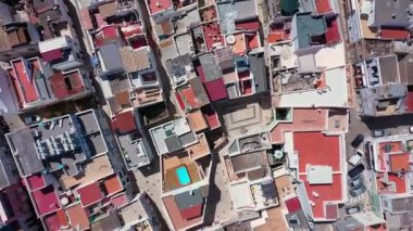 Olhao Portekiz 'in yukarıdan aşağı görüntüsü kırmızı ve terasotta çatıları olan geleneksel beyaz binaların yoğun bir kümesini gösteriyor.