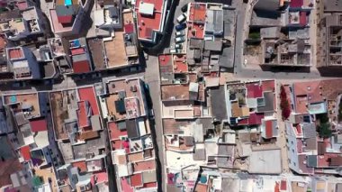 Olhao Portekiz 'in yüksek açılı görüntüsü yoğun şehir manzarası renkli bir çatı, marina balıkçılık limanı pazarı ve manzaralı Ria Formosa gölü.