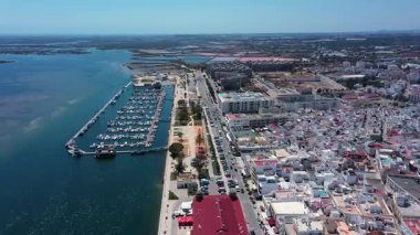 Olhao Portekiz 'in yüksek irtifa drone görüntüsü. Ria Formosa ve Ria Formosa rıhtımlarında limana yanaşmış çok sayıda tekneyle marinayı gösteriyor. 