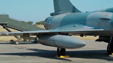 Beja Portekiz 2 Haziran 2024 Yunan Mirage 2000 savaş uçağının dış yakıt tankı kanat yapısı askeri amblemi ve koruyucu kapaklı motor girişini ön plana çıkaran bir hava sahasında yakın çekimi