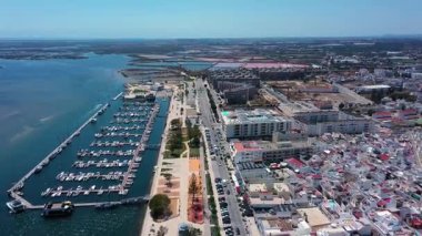 Olhao Portekiz 'in dikey hava görüntüsü yoğun şehir planlarını renkli çatılarla daralan sokakları geleneksel mimariyle gösteriyor. 