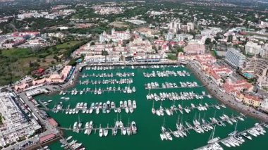 Vilamoura marinası, canlı mimari ve yemyeşil alanlarla çevrili büyüleyici bir yat ve yelkenli koleksiyonu sunuyor. Portekiz 'in Algarve bölgesinin güzelliğini gözler önüne seriyor.