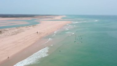 Turkuaz su, sörfçülerin bir araya gelip mükemmel dalgayı bekledikleri, Portekiz 'in yüksek bölgelerindeki kumlu sahilini nazikçe turkuaz su kaplar.