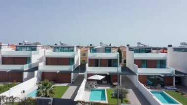 Lüks villalarda özel havuzlar, güneş panelleri ve çağdaş mimari sunuluyor ve yerleşim bölgelerinde sürdürülebilir ve rahat bir yaşam sunuluyor.