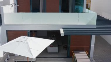 Lüks beyaz modern villa panoramik dış perspektifler, geniş teras, zarif balkon ve çatı bahçesi terası aracılığıyla çağdaş mimari tasarımı ortaya çıkarıyor.