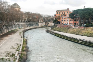 Roma, İtalya 'daki Tiber nehrinin manzarası