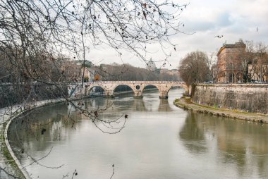 Roma, İtalya 'daki Tiber nehrinin manzarası