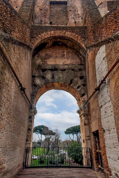 イタリア ローマの内部からのコロッセオのアーチの眺め — ストック写真