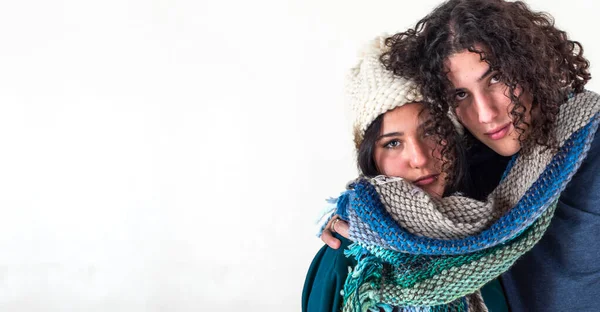 Δύο Φίλοι Αγκαλιάζονται Λες Και Κρυώνουν Φορώντας Ίδιο Κασκόλ Χειμερινή — Φωτογραφία Αρχείου