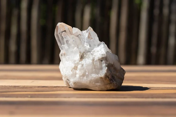 Cristales Cuarzo Blanco Sobre Una Mesa —  Fotos de Stock