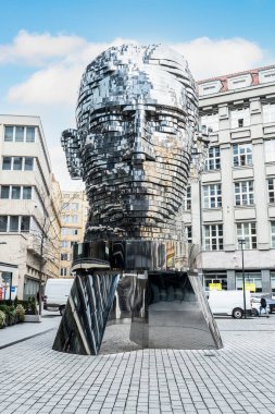 Kafka Dönen Kafa. David Cerny tarafından yaratılan Franz Kafka 'nın dönüşümlü heykeli Prag' ın merkezine yerleştirildi.