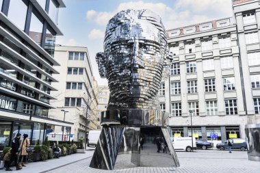 Kafka Dönen Kafa. David Cerny tarafından yaratılan Franz Kafka 'nın dönüşümlü heykeli Prag' ın merkezine yerleştirildi.