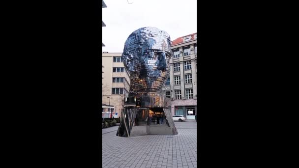 Kafka Roterande Huvud Roterande Skulptur Franz Kafka Skapad David Cerny — Stockvideo