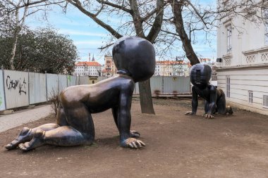 Prag, Çek Cumhuriyeti - 23 Şubat 2023: David Cerny 'nin ünlü heykel emekleyen bebekleri Kampa Park Müzesi' ne yerleştirildi