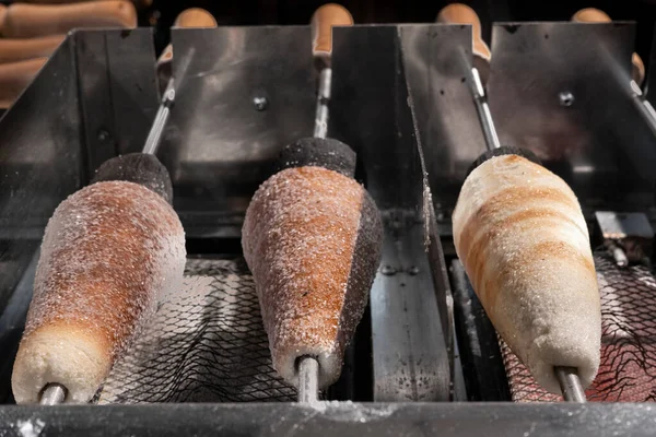 Trdelniks Prag caddesinde pişirildi. Trdelnik ya da diğer bir deyişle, trozkol ya da trdlo Çek ve Slovak adıdır.