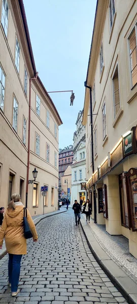 Висячий Человек Статуя Зигмунда Фрейда Висящая Крыше Старом Городе Праги — стоковое фото