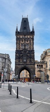 Prag, Çek Cumhuriyeti - 23 Şubat 2023: Toz Kulesi veya Barut Kapısı, Çek Cumhuriyeti 'nin Prag kentinde yer alan bir Gotik kuledir. Bu orjinal şehir kapılarından biri. Eski kasabayı yeni kasabadan ayırır..
