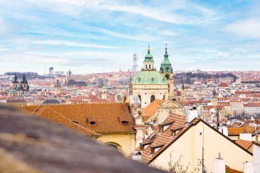 Mala Strana üzerindeki çatı manzarası ve şehir silüeti, Prag, Çek Cumhuriyeti