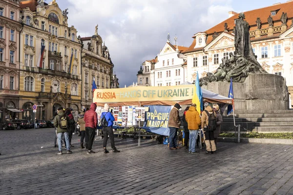Prag, Çek Cumhuriyeti - 23 Şubat 2023: Çek Cumhuriyeti 'nin Prag kentindeki bir parkta Ukrayna ile yaşanan savaş nedeniyle Rusya' yı protesto eden insanlar.