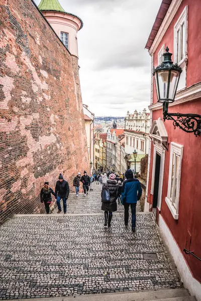 Прага Чехія Лютого 2023 Року Люди Йдуть Сходах Району Мала — стокове фото