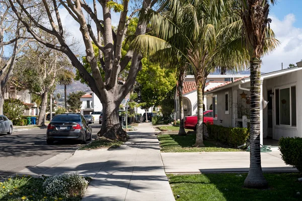 Uma Vista Uma Rua Residencial Santa Barbara Califórnia — Fotografia de Stock