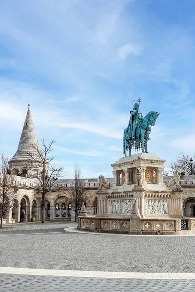 Budapeşte, Macaristan. 28 Şubat 2023: Buda 'nın Kale Bölgesi' nin kalesindeki Balıkçı Kalesi manzarası.