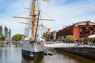 Fragata Sarmiento 'nun ön görüntüsü. Arjantin' de bir müze gemisi. Aslen Arjantin Donanması için bir eğitim gemisi olarak inşa edilmiş.