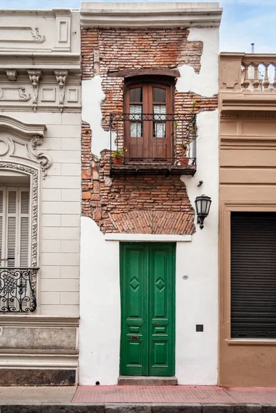 ブエノスアイレスのサン テルモの象徴的な地区に位置するカーサ ミニマは 市内で最も狭い家です — ストック写真