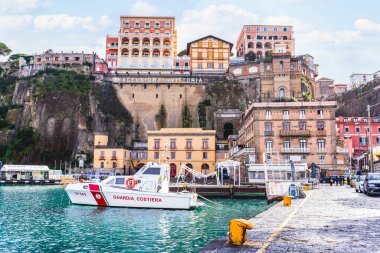 Sorrento, Napoli, İtalya - 2 Mart 2023: İtalya 'nın güneyindeki Sorrento Limanı