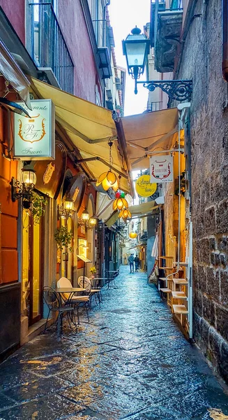ソレント ナポリ イタリア 2023年3月2日 イタリア南部のソレントに店舗を持つ典型的なダウンタウンの通り — ストック写真