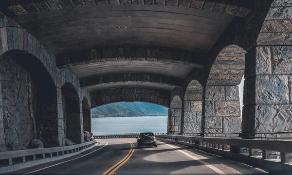 Kaliforniya, Big Sur 'da 1. otoyoldaki tünel.