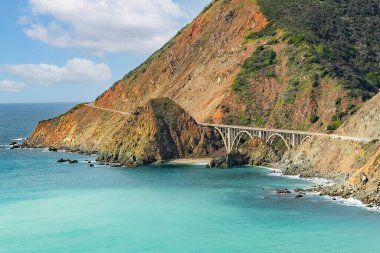 Big Sur, California 'daki etkileyici Big Creek Köprüsü