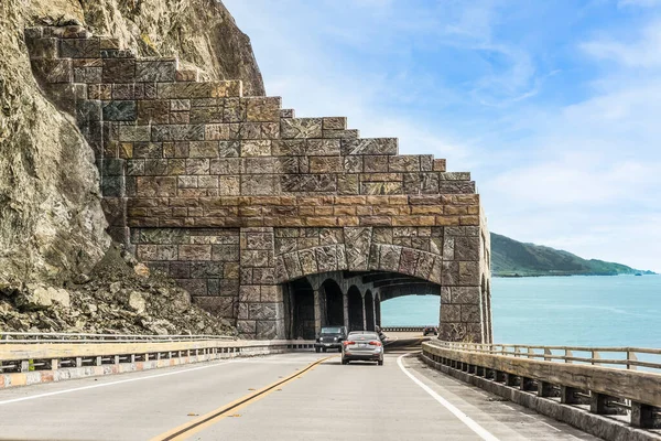 Kaliforniya, Big Sur 'da 1. otoyoldaki tünel.