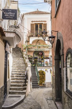 Positano, İtalya - 3 Mart 2023: Tipik bir Positano sokağı görüntüsü