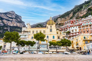 Positano, İtalya - 3 Mart 2023: Güzel Santa Maria Assunta Kilisesi ve Positano Sahili
