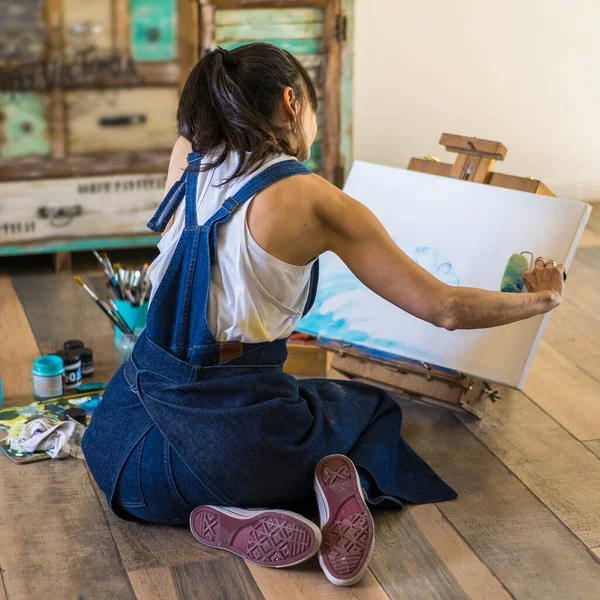 Artystka Maluje Płótnie Niebieski Abstrakcyjny Obraz Twórczy Ywoman Pracujący Podłodze — Zdjęcie stockowe