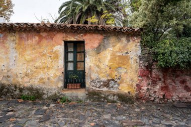 Colonia del Sacramento, Uruguay 'daki tipik tarihi mahalle evi.