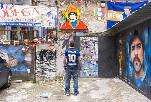 4 Mart 2023 - Napoli, İtalya: Maradona 'nın Napoli' deki İspanyol Mahallesi 'ndeki Mabedini ziyaret eden bir hayranı.