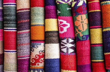 Kuzey Arjantin 'den tipik el yapımı kumaşlar.