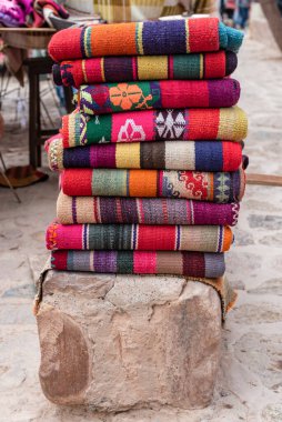 Kuzey Arjantin 'den tipik el yapımı kumaş yığını.